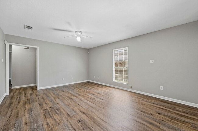 Building Photo - Welcome to your new home in Lancaster, TX!