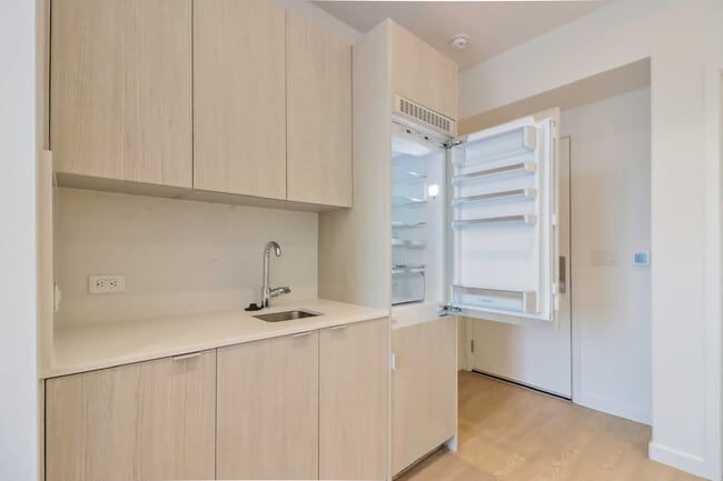 Building Photo - Concourse