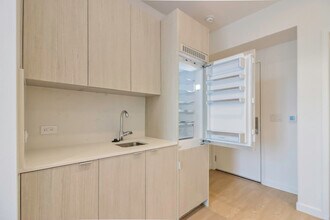 Building Photo - Concourse