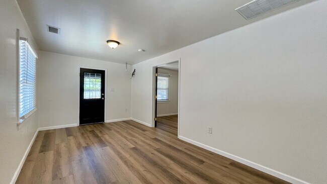 Foto del edificio - Charming 2 Bedroom, 2 Bathroom Bungalow wi...