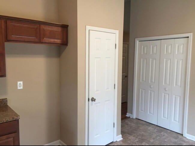 Foto del edificio - 788 Ridgebrook Cir