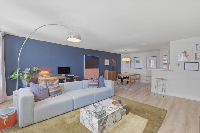 Building Photo - 2626 N Lakeview Ave