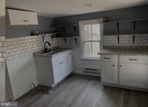 Building Photo - 365 N Evans St