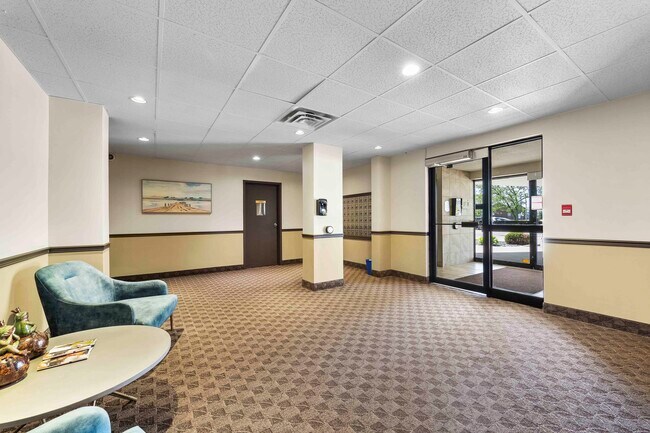 Photo du bâtiment - Regal Tower Apartments - Chatham