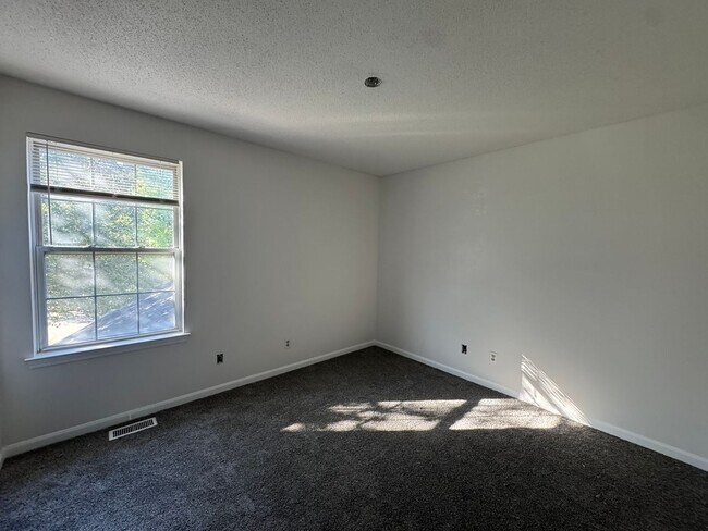 Building Photo - 5141-5143-5143 Louisville Ct