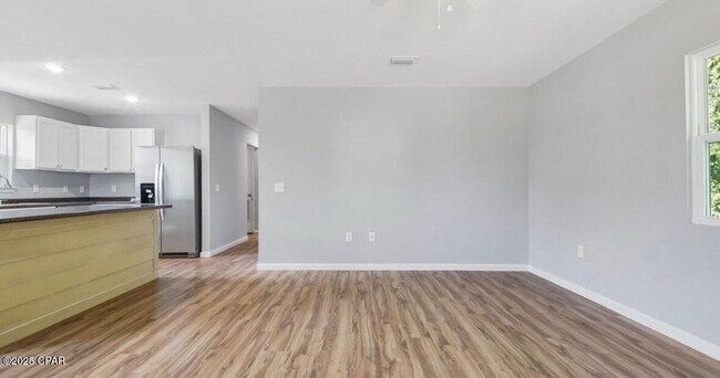 Building Photo - 2806 E 3rd St