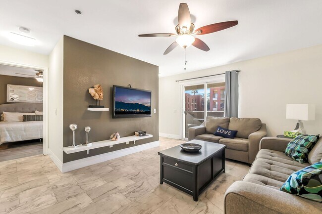 Foto del edificio - Modern Resort-Style Living in a Beautifully Renovated Gated Community Retreat!