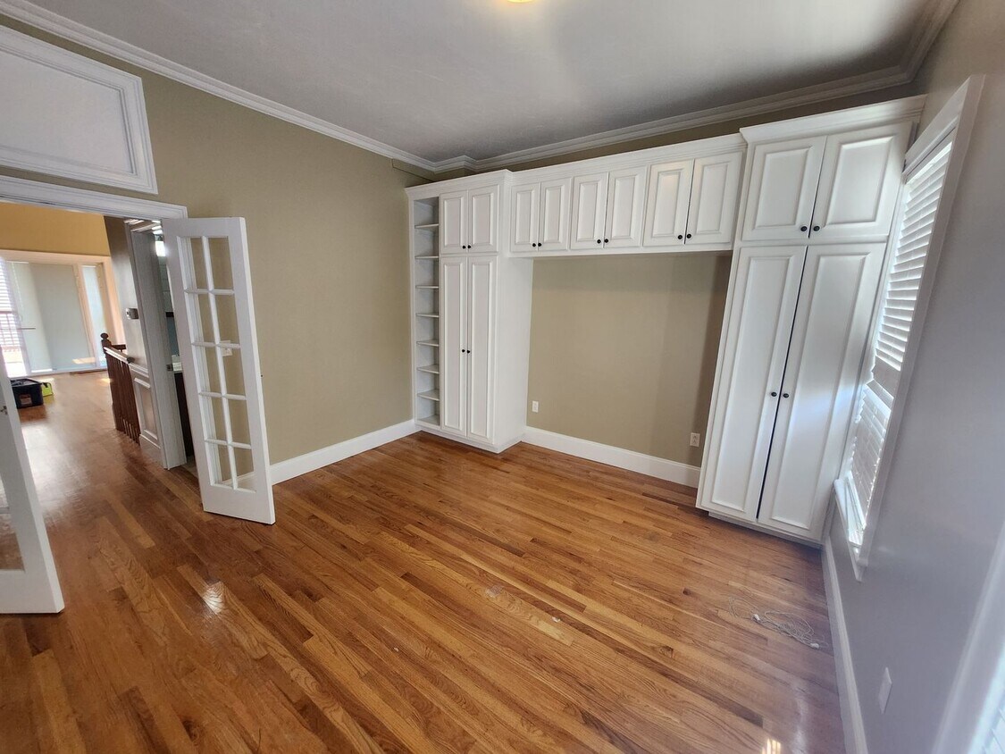 Foto principal - Bi Level Rehabbed 2 Bd 2 Bath With Laundry...