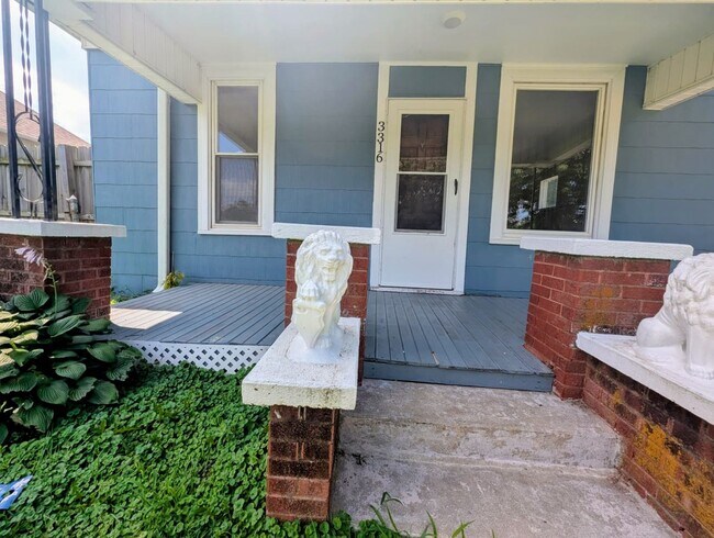 Foto del edificio - Remodeled 2-Bedroom, 1 Bath Home with Spacious Living Areas & Off-Street Parking