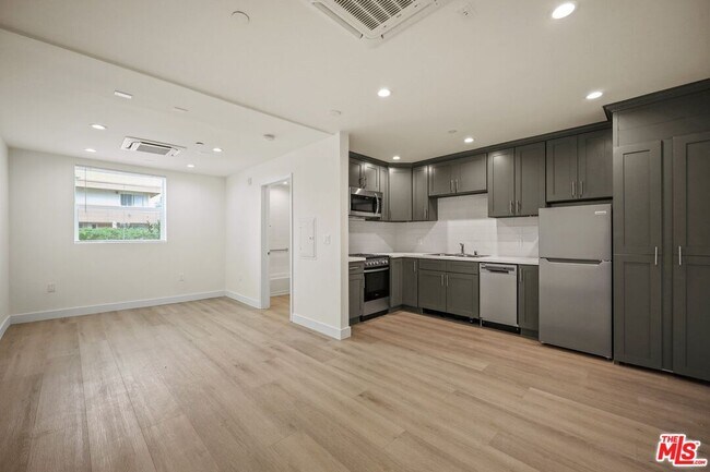 Foto del edificio - 1439 Armacost Ave