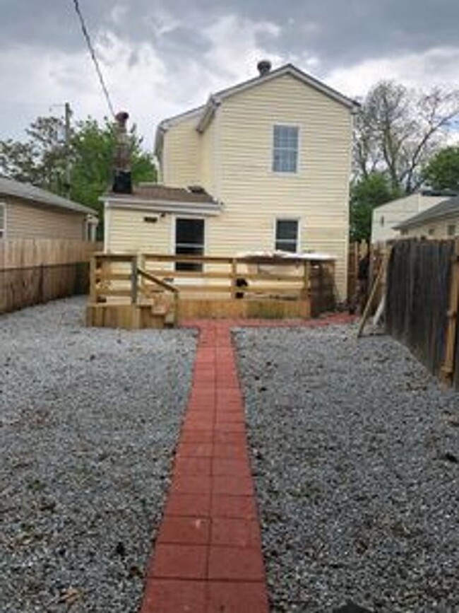 Building Photo - 3 bedroom 2 bath house