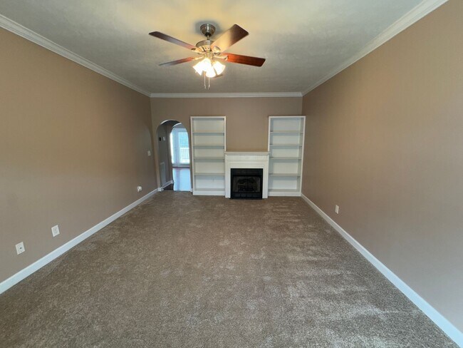 Building Photo - Spacious 3-Bedroom Townhouse in a Prime He...