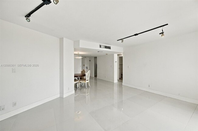 Building Photo - 3475 N Country Club Dr