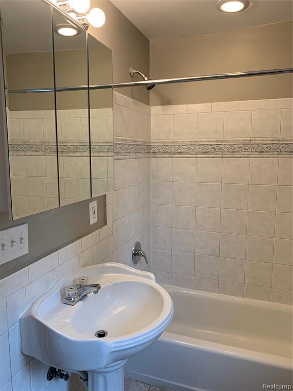 Foto del edificio - 16514 E 10 Mile Rd