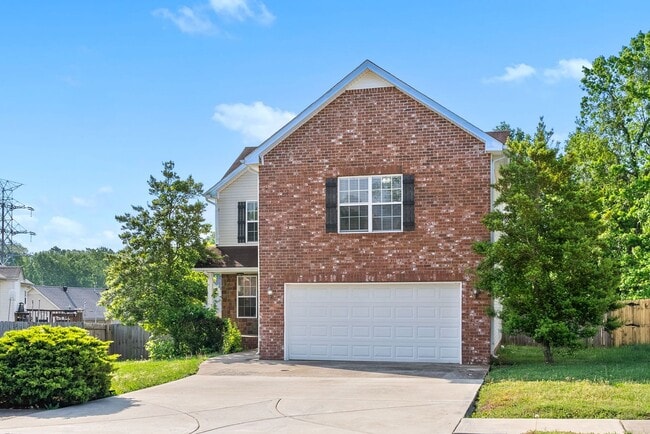 Building Photo - Pet Friendly Three Bedroom with Bonus!