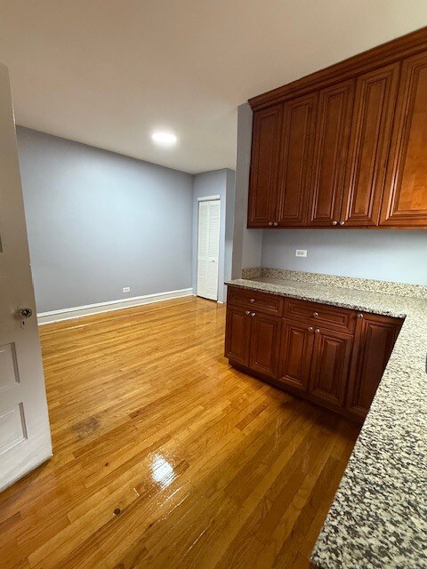 Building Photo - Midway