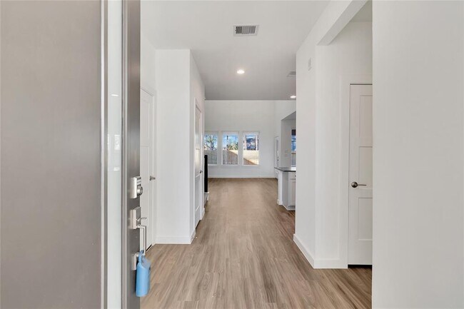 Building Photo - 10304 RAINBOW COVE Ln