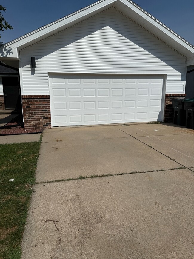 Building Photo - 6606 S 108th Terrace