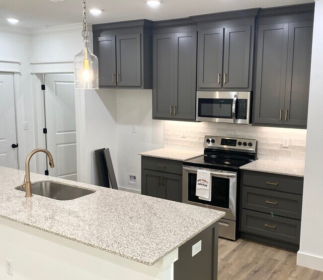 Full Height Cabinets, Granite Countertops - 1616 S 17th Pl