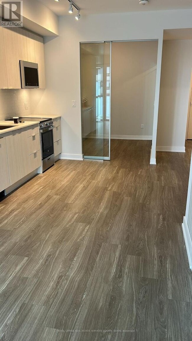 Photo du bâtiment - 430-430 Square One Dr