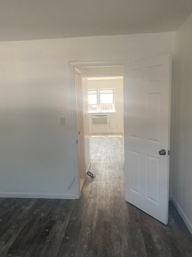 Building Photo - 958 Ashford St