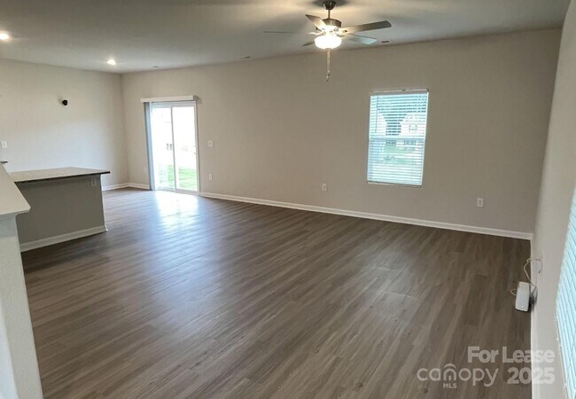 Foto del edificio - 2131 Transatlantic Ave