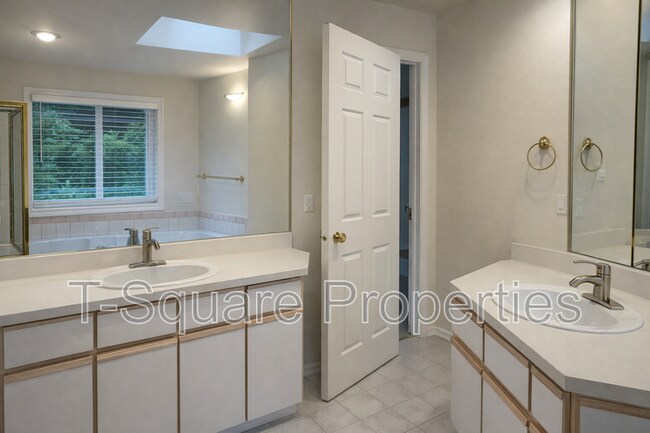 Foto del edificio - 1817 235th Pl NE
