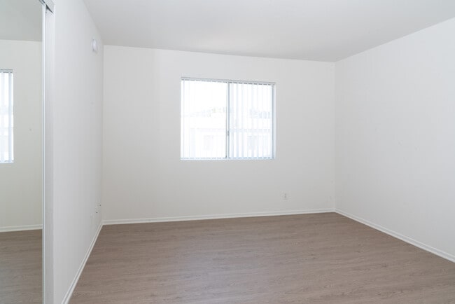 Building Photo - KBC Cahuenga Toluca Lake