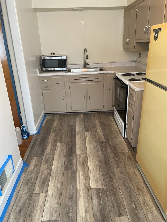 Building Photo - 816 Brady Ave