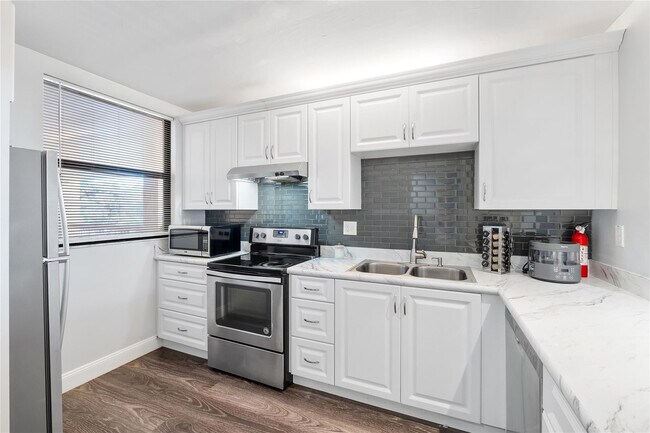 Building Photo - 8437 Forest Hills Dr