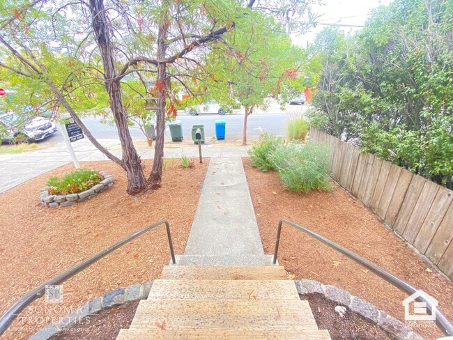 Building Photo - 1 Bedroom, 1 Bathroom Charming Craftsman i...