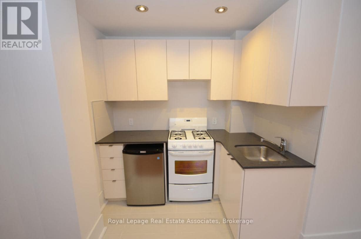 Primary Photo - 160-160 Huron St