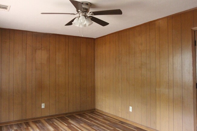 Building Photo - 2004 Coves Ct