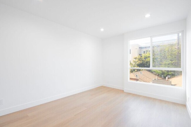 Foto del edificio - 1616 N Serrano Ave