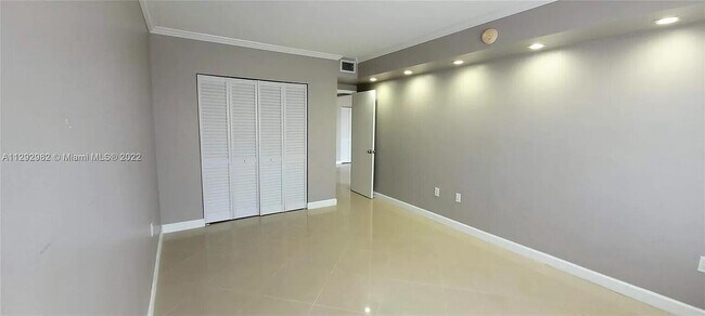 Building Photo - 400 Kings Point Dr