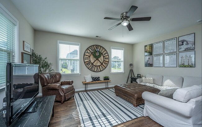 Sala de estar - 72 Crossandra Ave