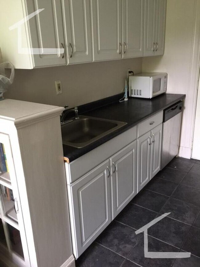 Building Photo - Nicely renovated studio in a prime locatio...