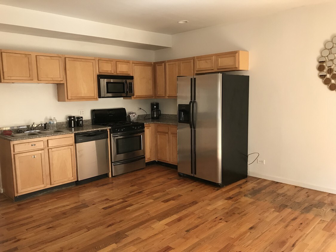 Primary Photo - 2111 E 67th St