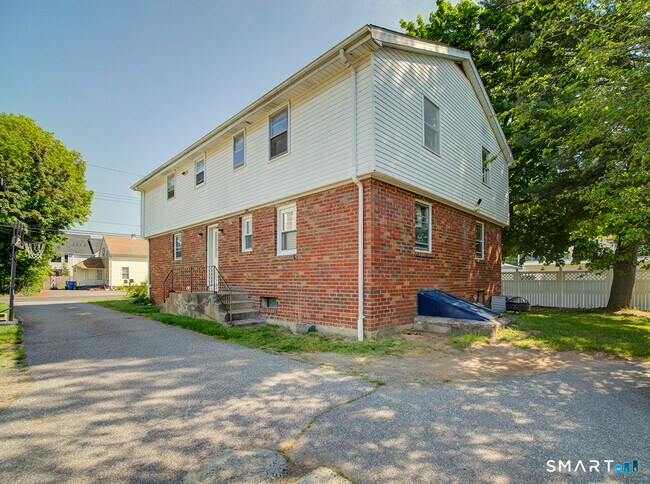 Building Photo - 38 Landin St
