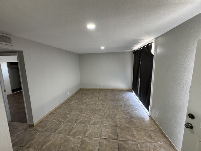 Building Photo - Ideal 2nd floor unit refreshed and ready to lease!