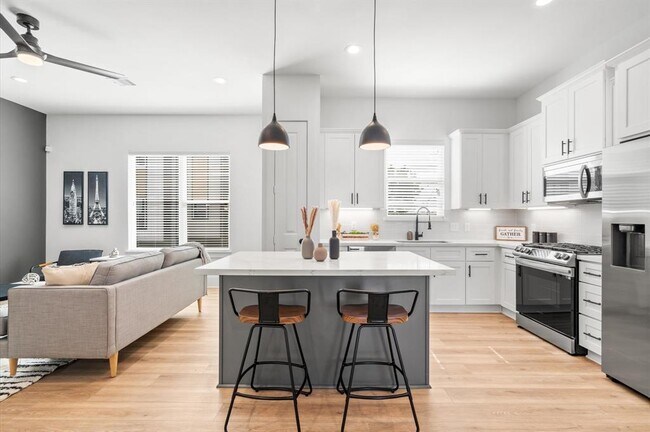 Foto del edificio - 5207 Pine Tree Dr