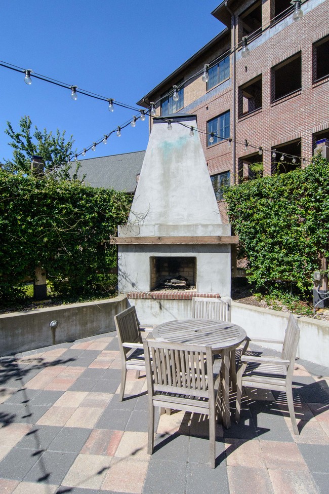 Building Photo - 350 Hallman Hl E