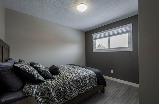 Building Photo - 9314-93108 108 Ave