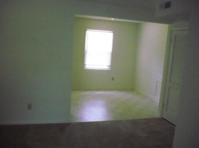 Building Photo - 105 Greenbriar Dr
