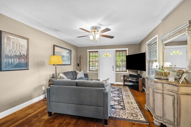 Building Photo - Gorgeous 3 bedroom Bungalow in DTR - Updat...
