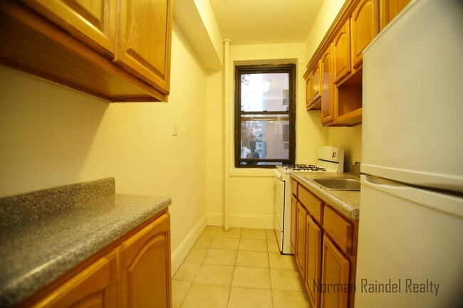 Building Photo - 529 E 235th St