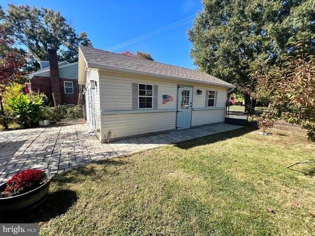 Building Photo - 8100 Carlyle Pl