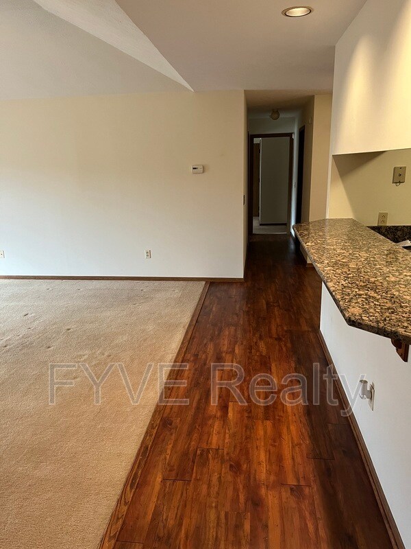 Building Photo - 8677 Scenicview Dr