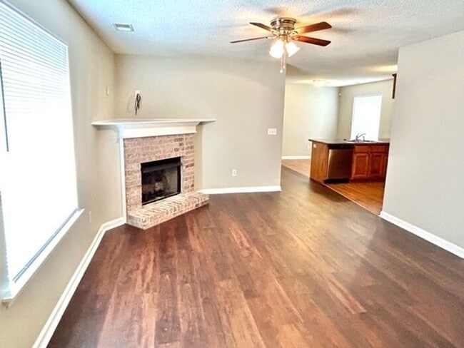 Building Photo - Cordova 3 Bedroom 2 Bath Home Available Now!