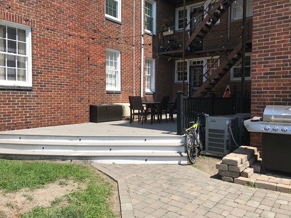 Foto del edificio - 821 Brandon Ave